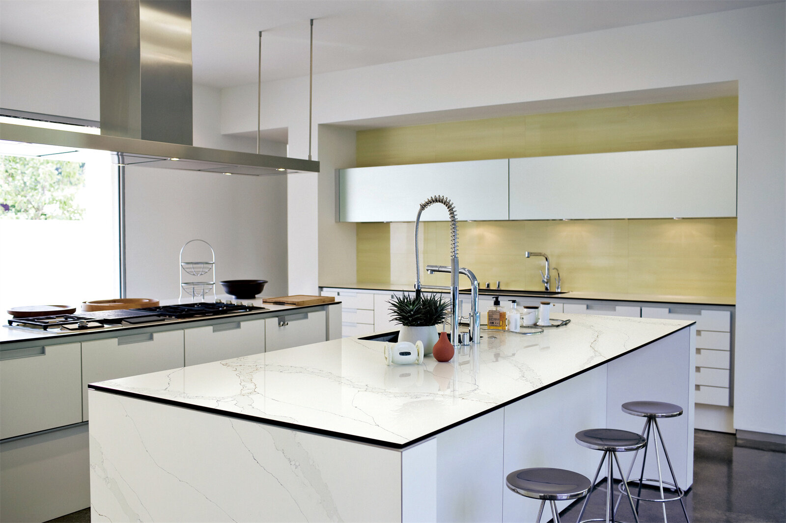 Engineered Stone Worktops: The 2025 Kitchen Design Essential